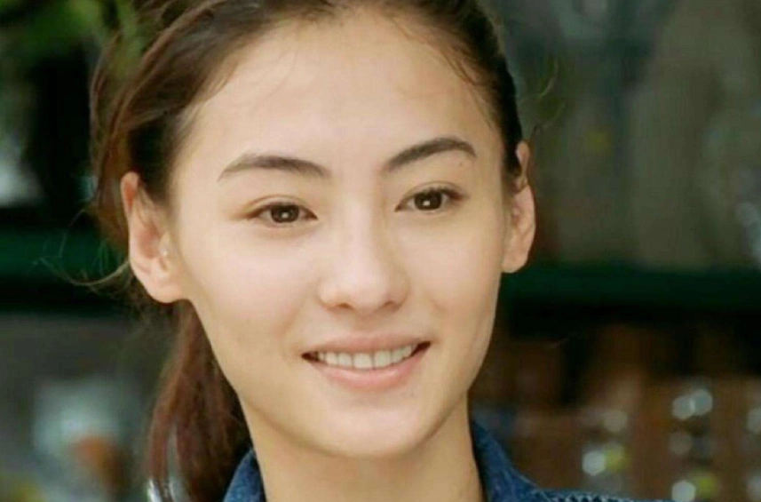 张柏芝素颜晒照,穿着睡衣给小朋友发红包,身后的小床却引起注意