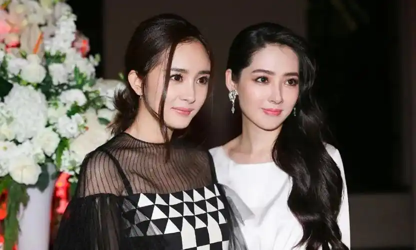 看了杨幂和刘亦菲的合照,才知道杨幂的颜值没有被低估_腾讯新闻