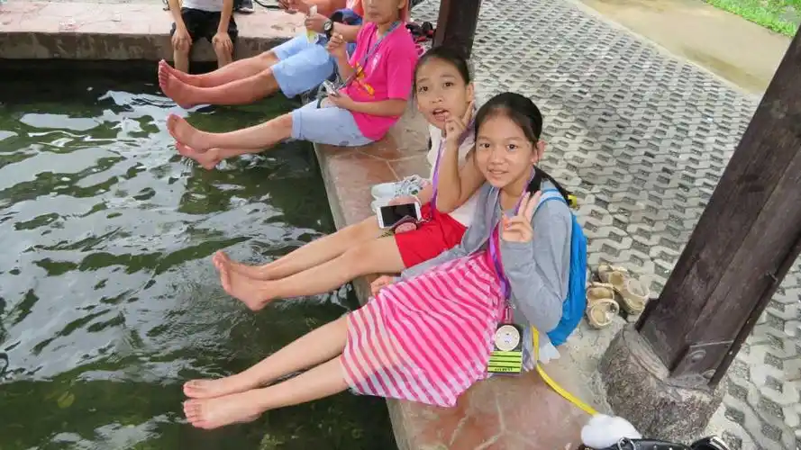 所以营里的小女生纷纷脱鞋解袜,想要一试.