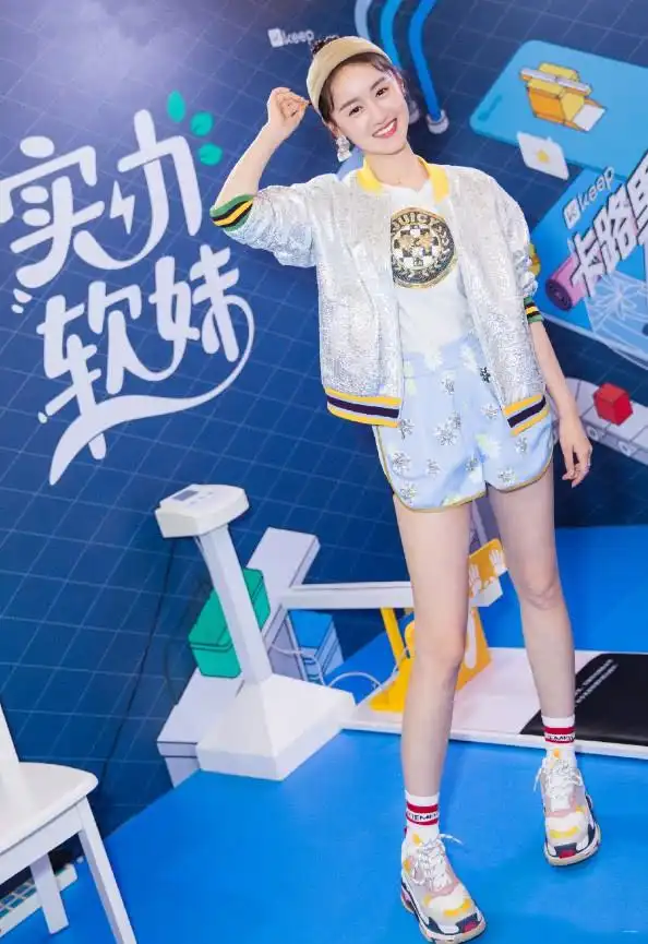 穿丝袜算什么,袁冰妍把黑丝袜套在高跟鞋外面才厉害?时髦炸了!