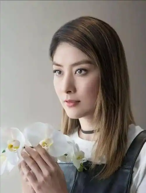 51岁陈慧琳,青春不老的容颜与完美身材,令人惊叹!_运动_皮肤_生活