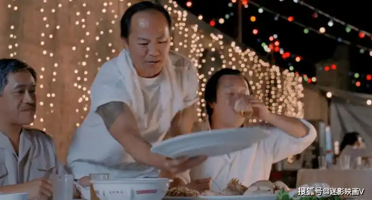 厨师父亲吴孟达见儿子黎明不务正业,亲自下场为街坊炒菜.