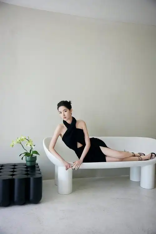 王玉雯个人资料(王玉雯黑色连衣裙性感美腿高跟鞋写真)