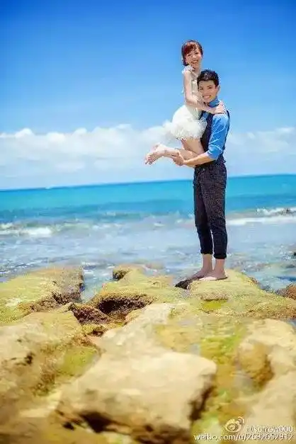 ▼ @sorrow000 很久没有站着合照,翻了结婚照镇楼,155 185,脚短永远跟