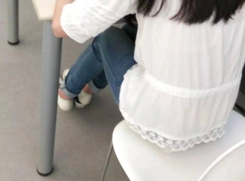 抓拍镜头:后面女生总是在教室脱鞋,该怎么办?