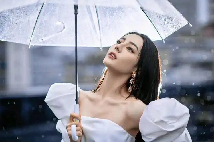 迪丽热巴雨中撑伞氛围感大片