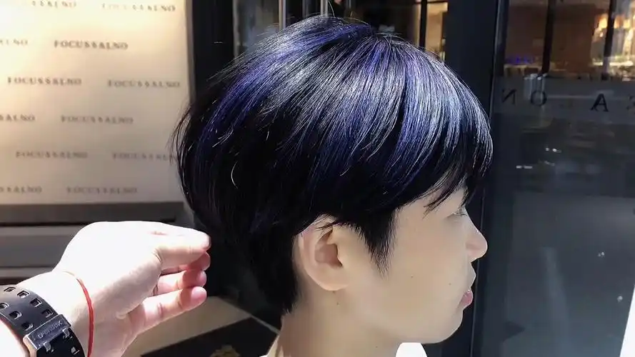 个性短发可甜可盐今年大热的蓝黑色搭配高明度的挑染增加头发的线条感