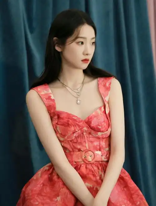 张艺凡帷幕闪光写真穿吊带抹胸裙张扬热烈楚楚动人