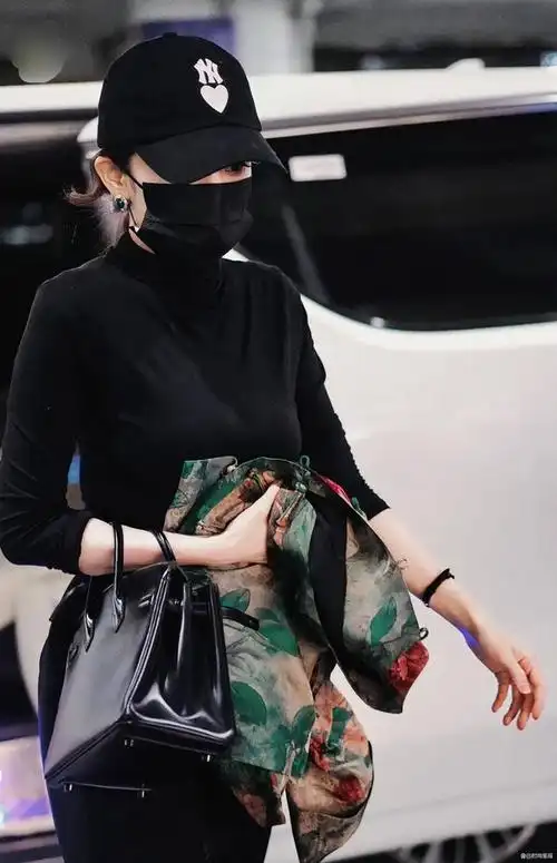 杨幂现在迷上了"新中式穿搭",走机场就爱穿它,意想不到的时髦