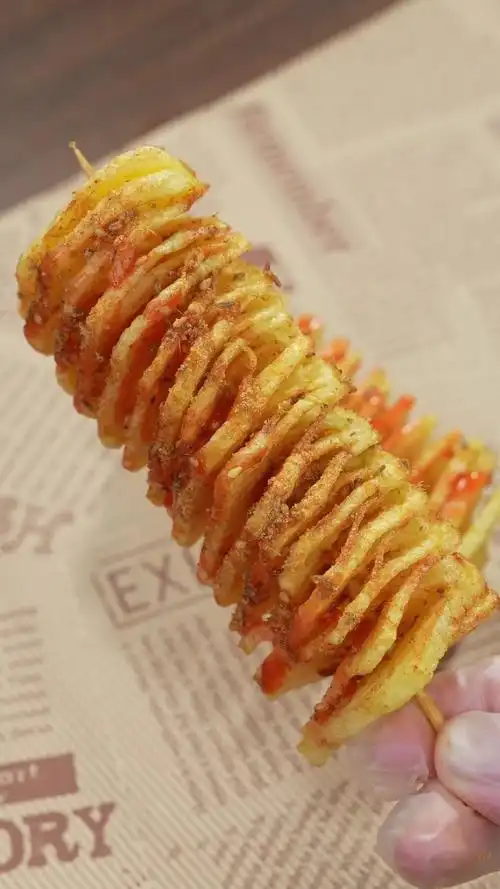 只要一根筷子就能自制火遍夜市的土豆旋风薯塔,又香又脆,好吃到听不