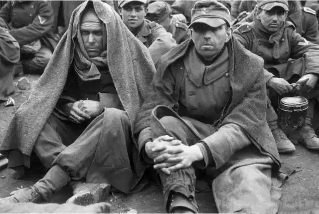 二战中那些瘦骨嶙峋,满脸惶恐,生死未卜的战俘们!