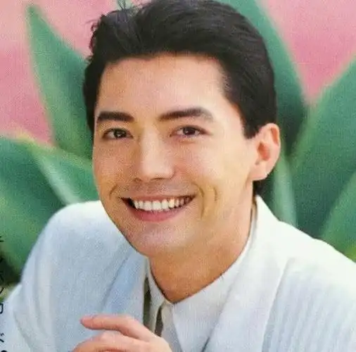 1952年10月13日,尊龙出生于香港,睁开眼还没来得及看清父母的样子,就