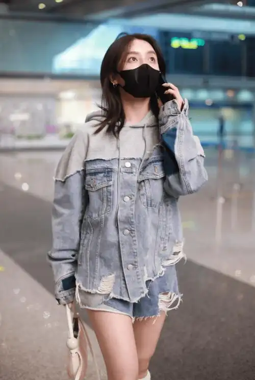 姜贞羽穿超短裤现身机场 大秀美腿走路带风-搜狐大视野-搜狐新闻