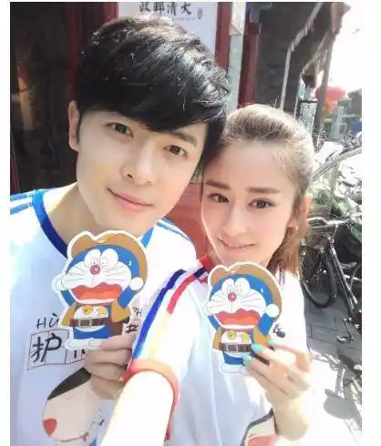 当时还有媒体指责付辛博一脚踏两船,同时约会颖儿与小咖艺人王靓雅