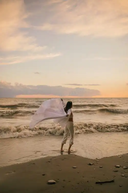 美女海边放飞自我图片