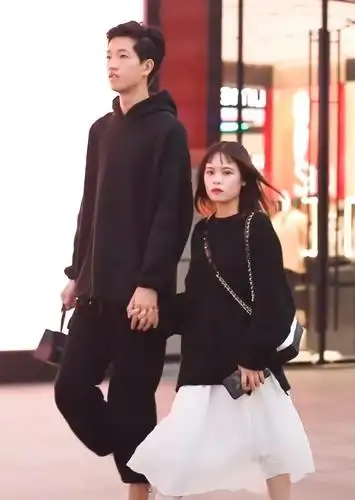 身高差35cm的情侣街拍:女生腿只有男生一半长,这才是爱情!