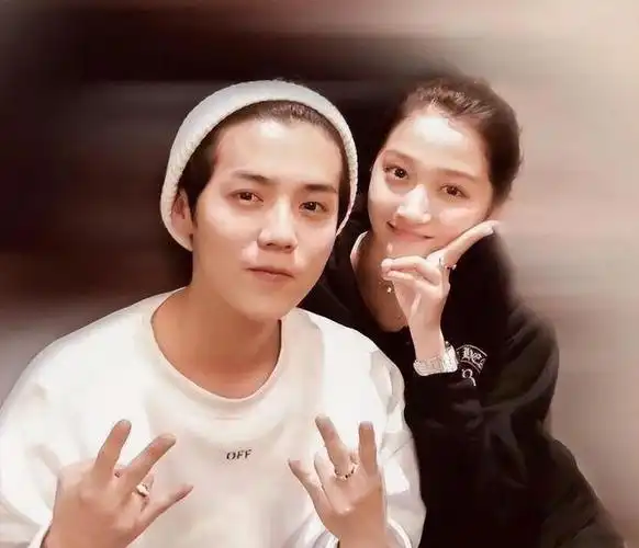 到顶流大胆官宣,细扒明星们的4种认爱方式 - 黄子韬女朋友是 - 实验室