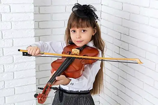 小女孩,演奏,小提琴,看镜头