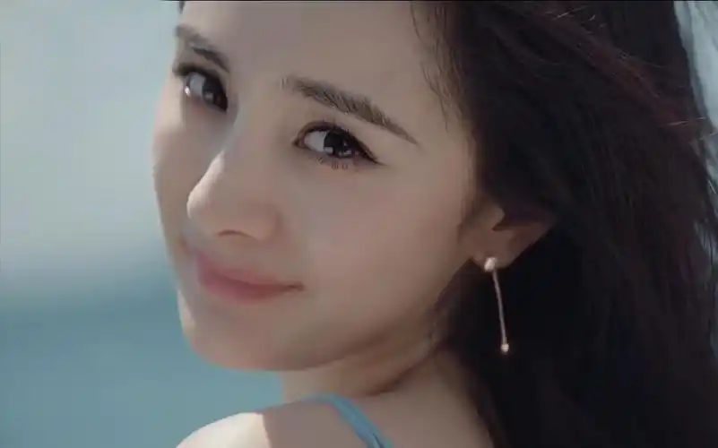 杨幂在广告片中的性感身材,太哇塞了啊!爱了爱了