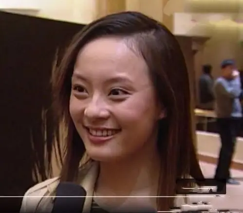 原创孙俪素人时期的照片,长发露额头并不好看,脸凹凸不平皮肤不好!