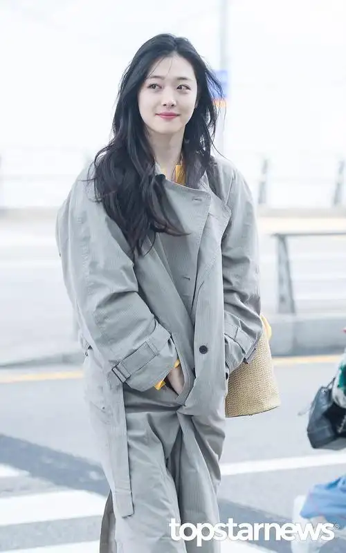 170420一位女明星的半素颜机场新闻图