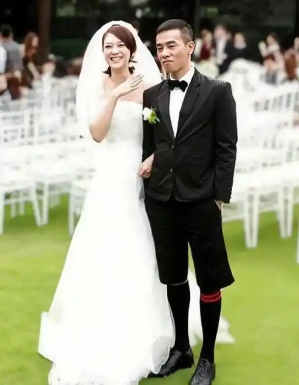 11月14日,香港知名演员应采儿透过社交平台发文庆祝与老公陈小春结婚