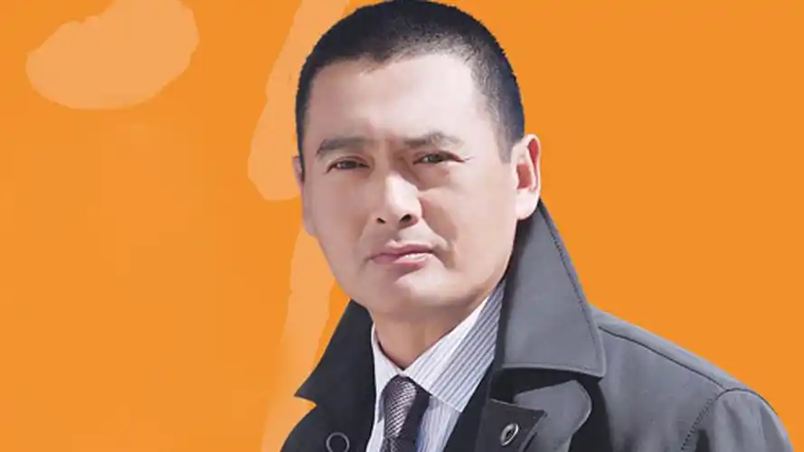 周润发,聚光灯之外的"赌神",从洗车场走到好莱坞的巨星