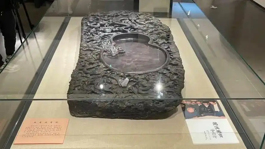 九龙戏宝砚是目前最大的老坑砚,是一方国宝级的端砚,也是端砚博物馆的