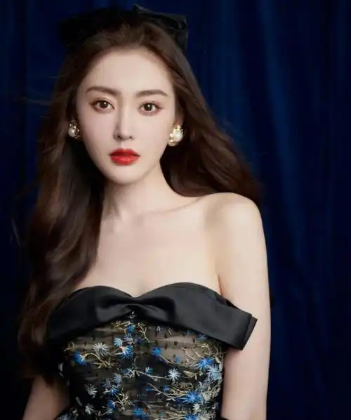 张天爱穿搭蝴蝶结抹胸薄纱裙优雅好气质