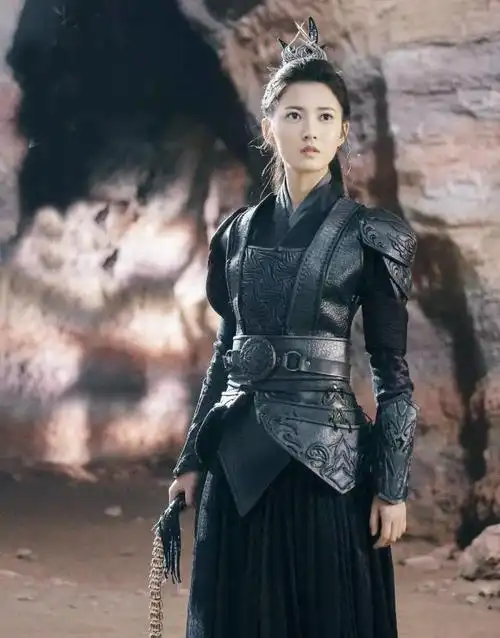 陈钰琪《月上重火》白衣胜雪,黑色劲装霸气,谷主不食人间烟火