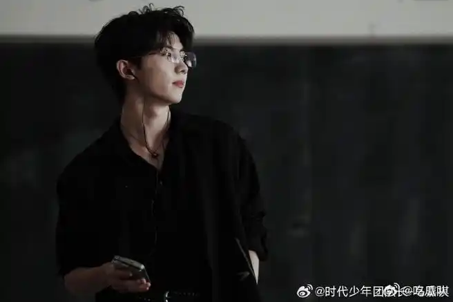 马嘉祺请把眼镜焊在脸上##马嘉祺黑衬衫vs白衬衫