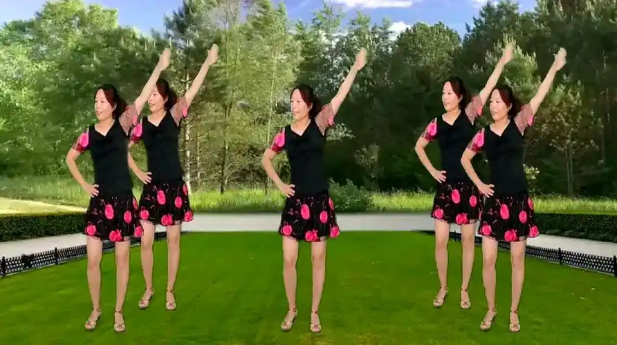 每天晚上6点30分,大家都聚集在联华超市前的广场上.