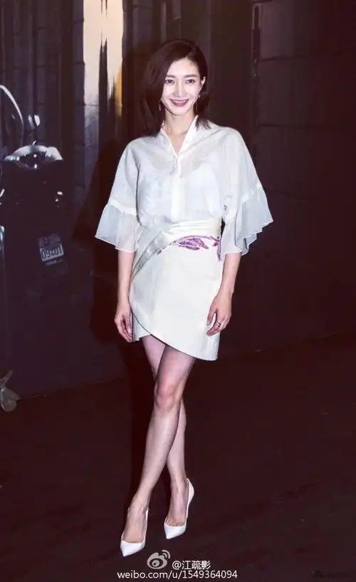 大长腿吸睛无数 : 近日,中国时尚自媒体大赏在京举行,江疏影白色短裙