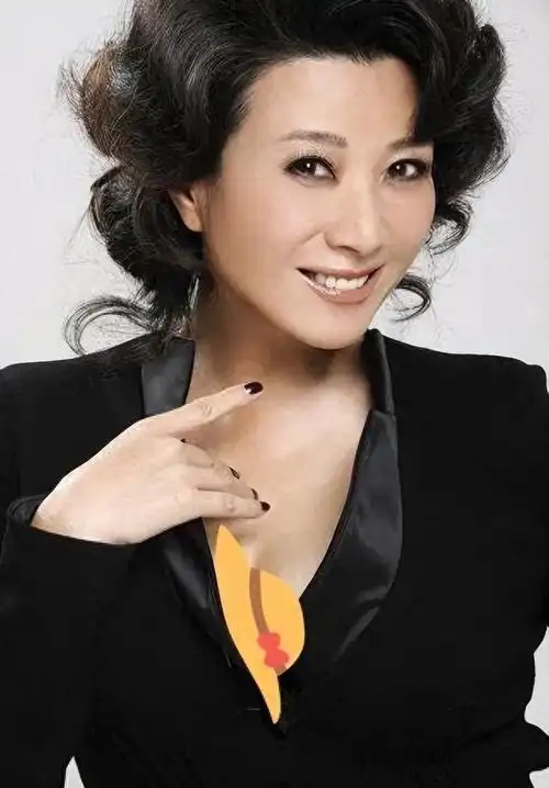 然而,60岁的她的感情生活却成了一个谜.那么,背