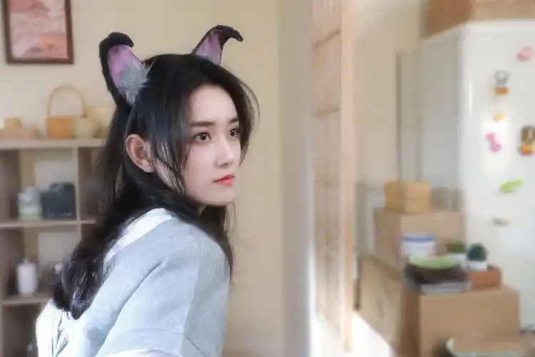 1 / 6 蒋依依最新美照释出,身着灰色休闲t恤加上可爱头饰点缀,活力