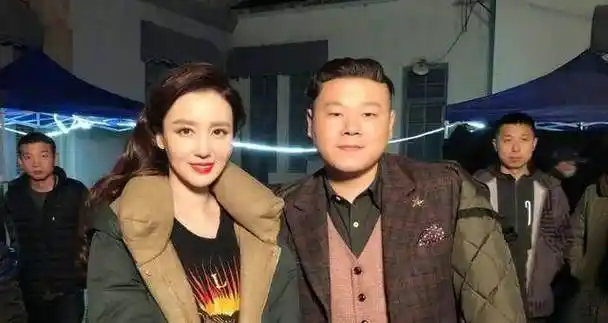 有这样的资本自然是要嫁一个好男人的,据传张萌的老公名叫张