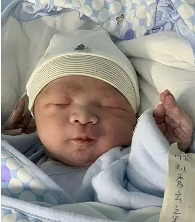 缺乏面部表情有部分婴儿在刚出生时,没有哭闹,很安静,父母缺乏专业