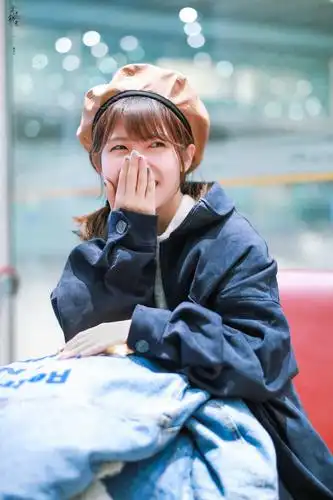 赖美云戴贝雷帽穿黑色外套现身机场,皮肤白皙笑容灿烂