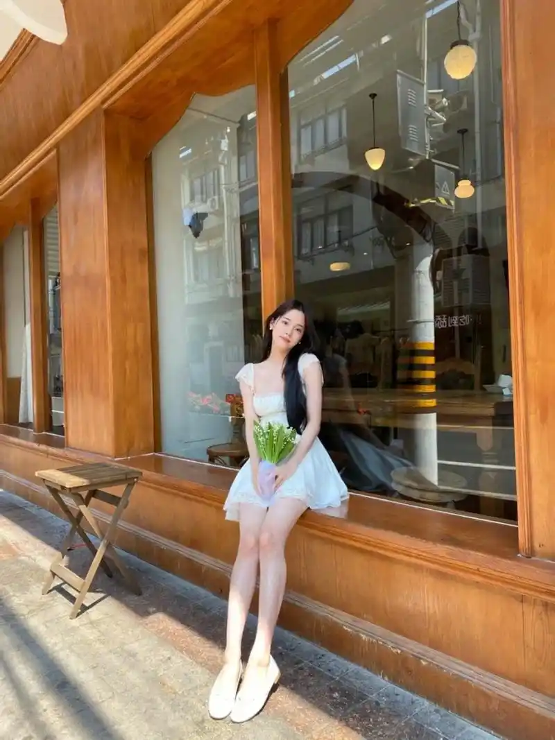 欧阳娜娜又晒美照了,一双大长腿又细又长,身材也越来越凹凸有致了!