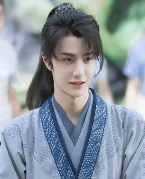 王一博横店约好友小聚,综艺拍戏两不误,同时爆红后,肖战却销声匿迹