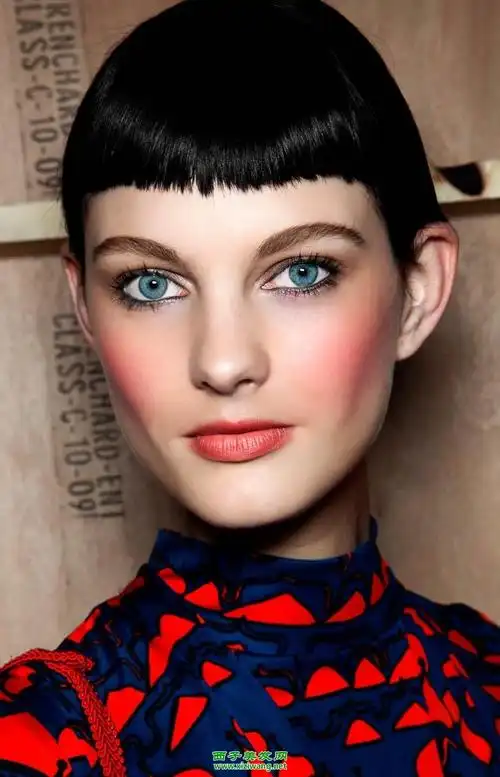 超短的齐刘海怎么剪好看 五款漂亮超短齐刘海发型欣赏