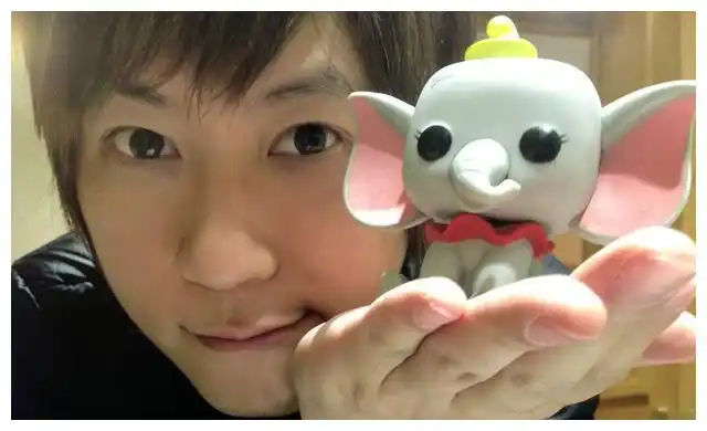 打破抿嘴微笑阿信罕见露2排齿粉20年都没发现牙齿如此齐