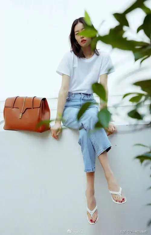 闷热的夏天刘雯这样穿搭太舒服还不赶紧学起来