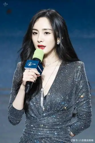 恭喜杨幂获得腾讯娱乐白皮书的年度之星!