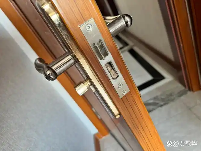 卧室的门锁坏了,幸好当时我在房间里,不然关门后无法打开,这要直接