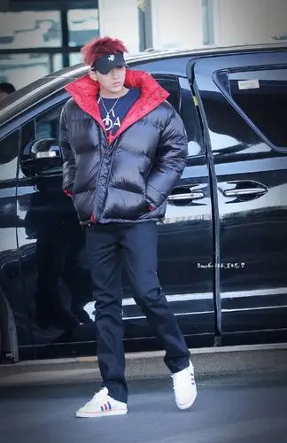 吴亦凡现身机场,潮酷帅气的裤子,限量版的羽绒服衬托独一无二的