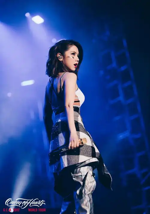 本名邓诗颖,1991年8月16日出生于上海市,中国香港流行乐女歌手,词曲