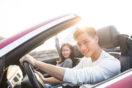 浪漫跑车活力休闲活动青年人青年男女开车出去旅行背景