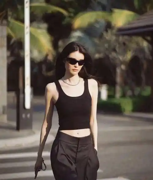 何穗不愧是维多利亚的秘密超模,还有他那双令人难以置信的大长腿!