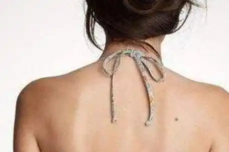 女人背左侧有痣好不好人背痣穷一生是真的吗